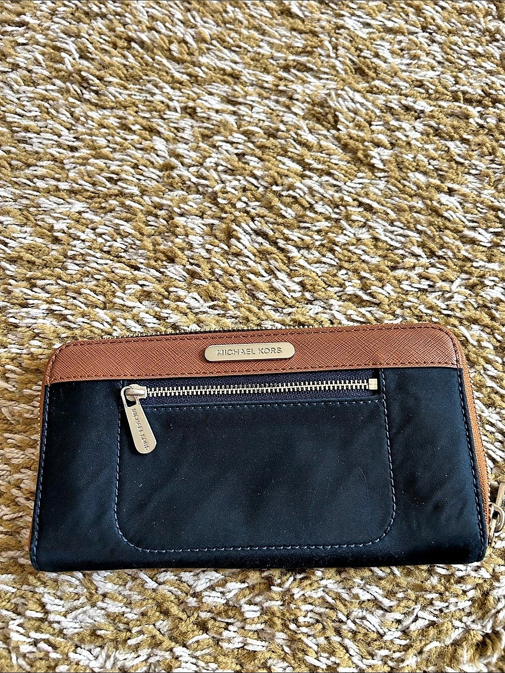 Michael Kors Jet Set Travel Large Flat Multifunction Phone Case / Zip Around